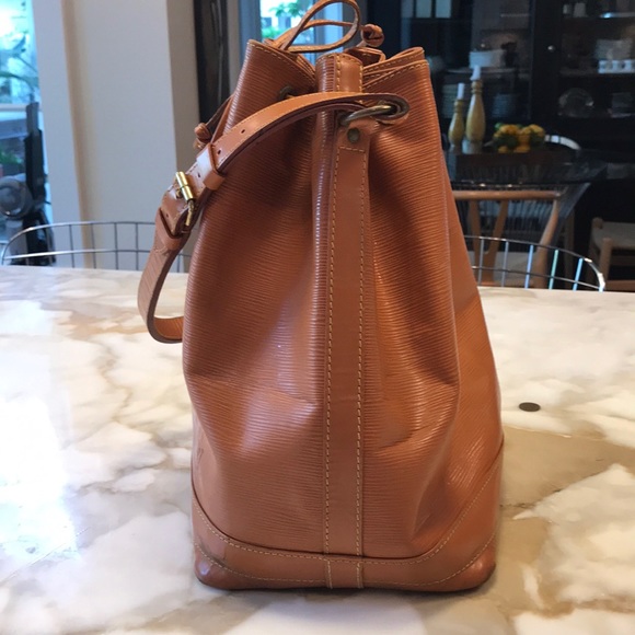 Louis Vuitton bucked handbag. - Picture 6 of 8